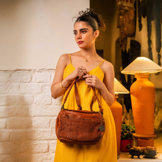 Vienna - The Medium Sling Bag -Cognac